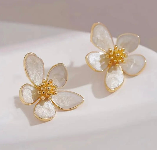 Elegant White Flower Stud Earrings