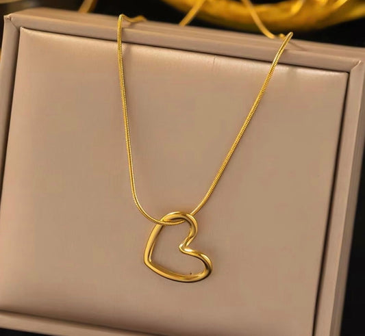 Anti tarnish Daisy heart necklace