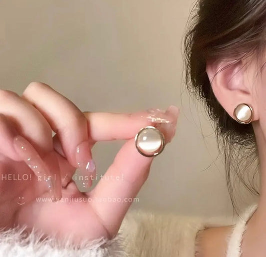 Cat eye stud Earring