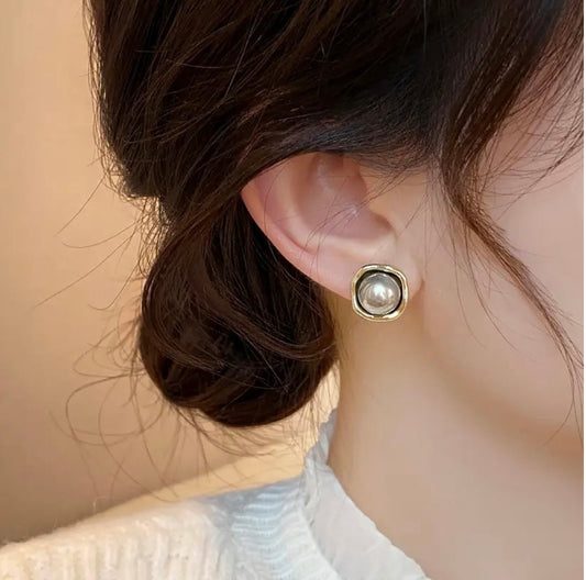 Luminous Grey Pearl Stud Earrings