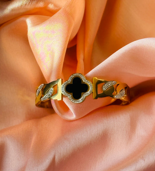 Elegant Gold & Black Clover Bracelet
