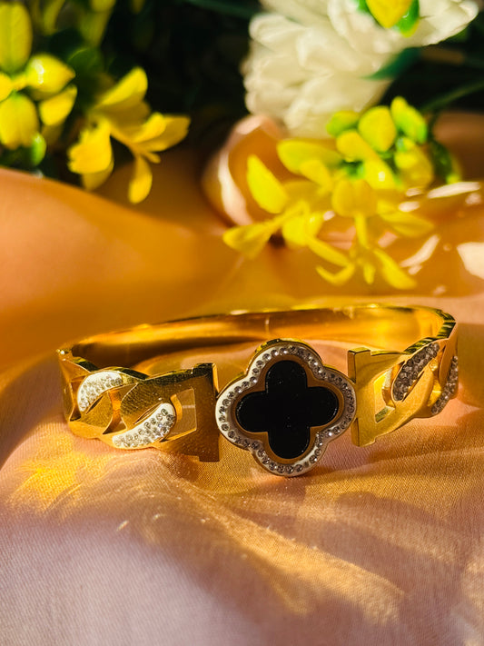 Elegant Gold & Black Clover Bracelet